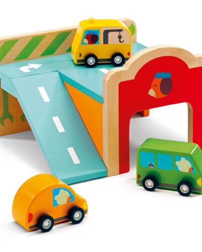 Djeco ξύλινο γκαράζ αυτοκινήτων με 3 αυτοκινητάκια.
